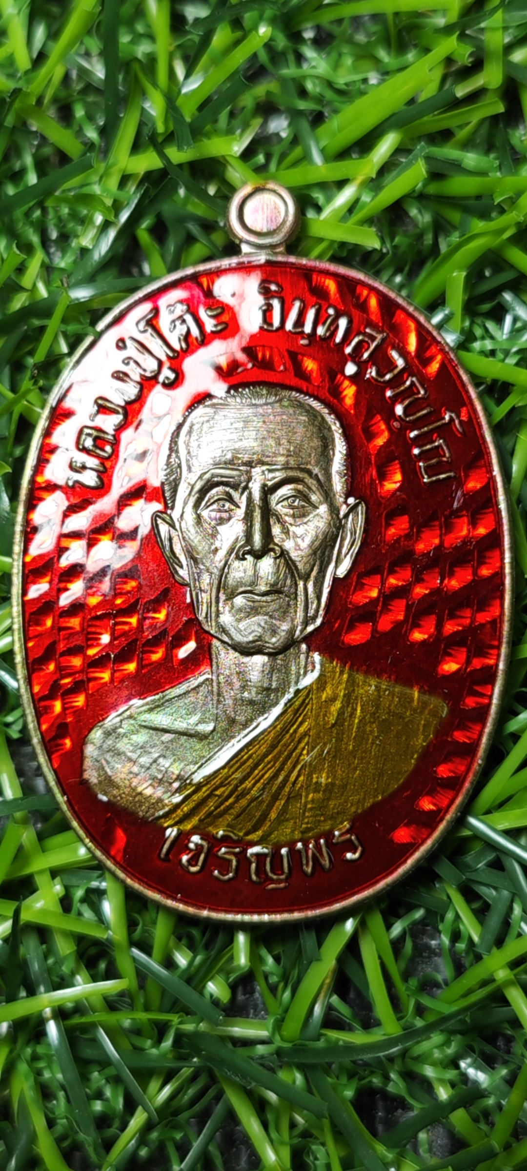 เหรียญหลวงปู่โต๊ะ อินฺทสุวัณฺโณ รุ่น เจริญพรล่าง วัดถ้ำสิงโตทอง ราชบุรี บล็อคไข่ครึ่งองค์ นวะมหาชนวนรวมมวลสารลงยาแดง ปี 2565 จำนวนการสร้าง 138 เหรียญ หมายเลข ๘๘