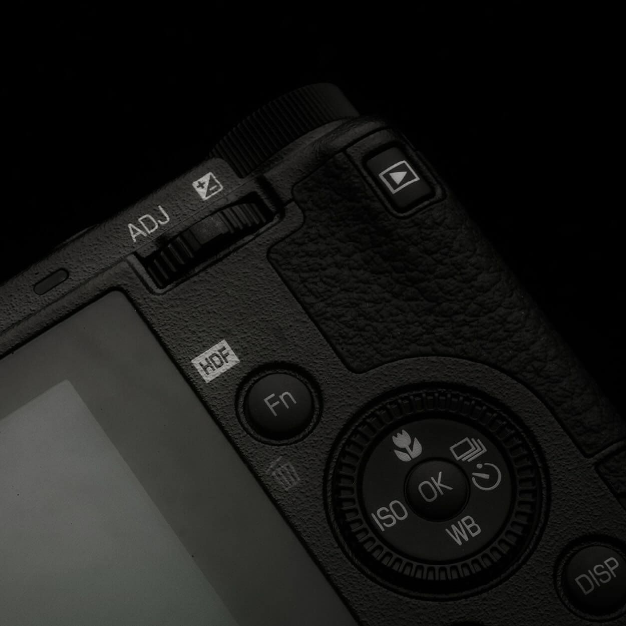 Ricoh GR III HDF – เติมความฟุ้งฝันให้ภาพสตรีทแบบ HDF Filter (แถมฟรี Memory card 32GB and Bag)