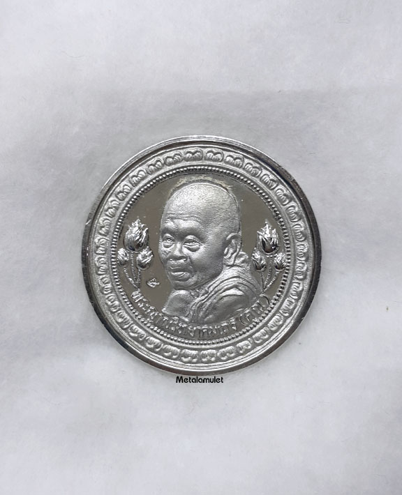 เหรียญดอกบัวคู่รุ่นคูณอุปถัมป์ ชุดกรรมการ กะไหล่ เงิน ทอง นาค