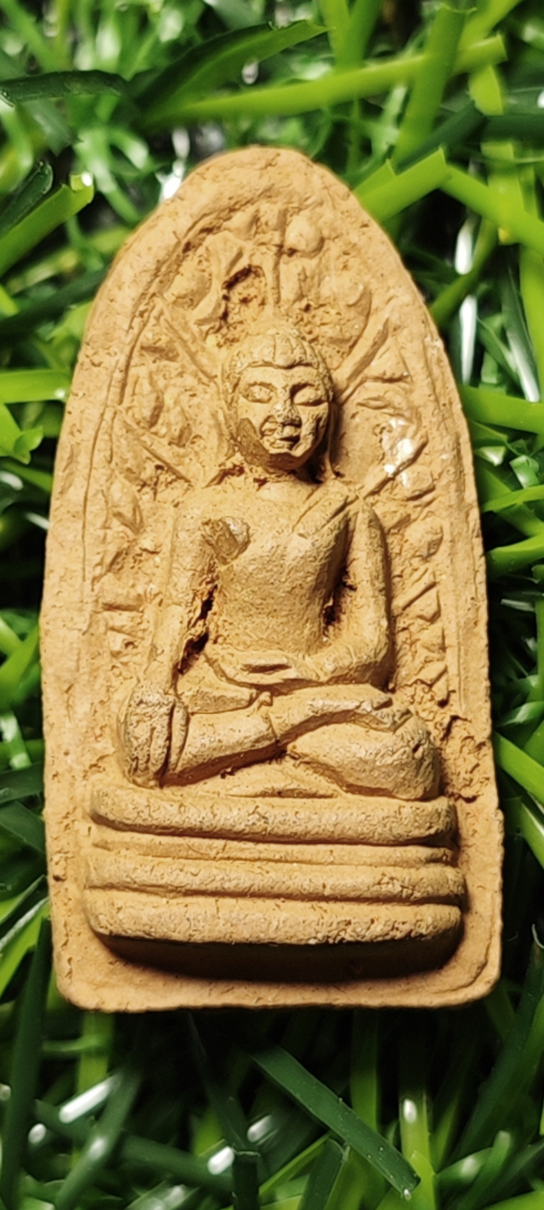 พระรอด วัดพระธาตุหริภุญชัย จังหวัดลำพูน รุ่น ปิดทองปี 51