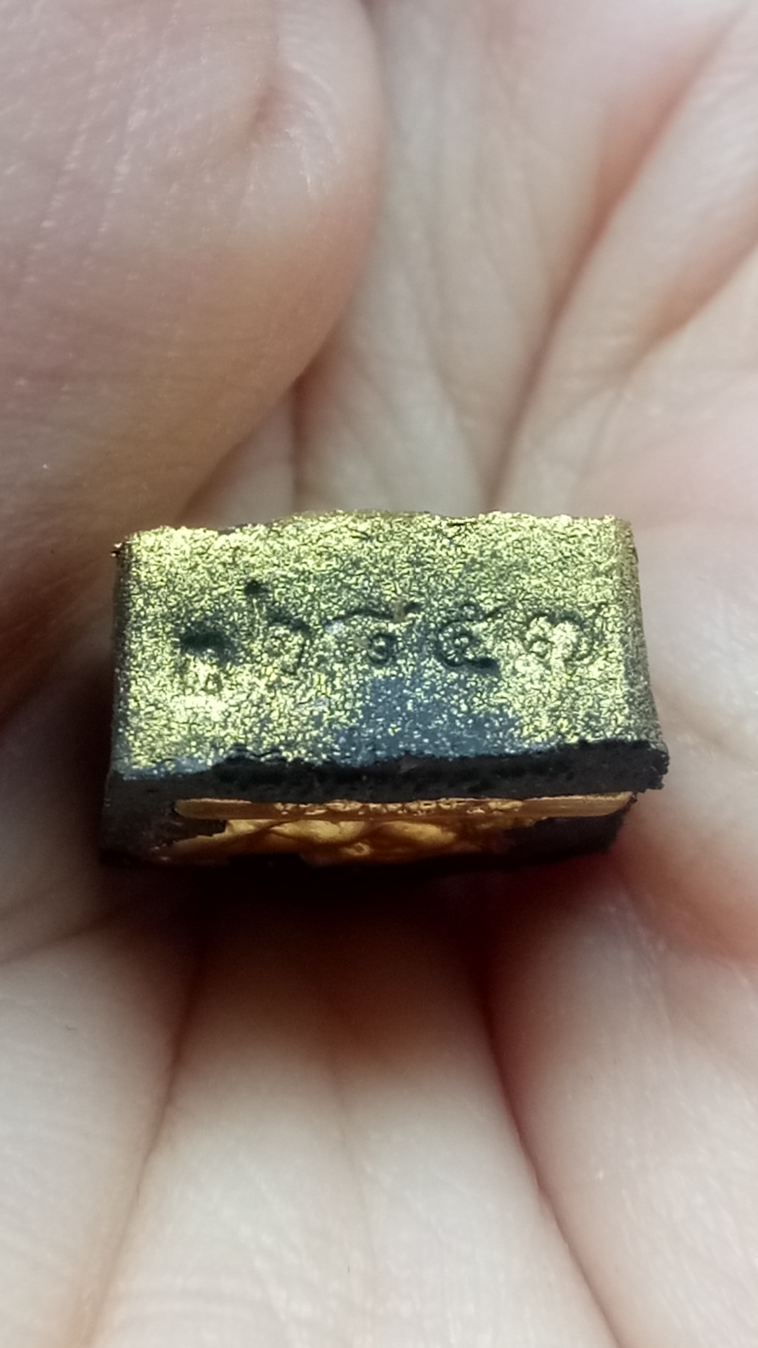 พระขุนแผนพรายกุมาร หลังม้าเสพนาง หลวงพ่อทอง วัดพระพุทธบาทเขายายหอม อ.เทพสถิตย์ จ.ชัยภูมิ เนื้อว่านดำปัดทอง