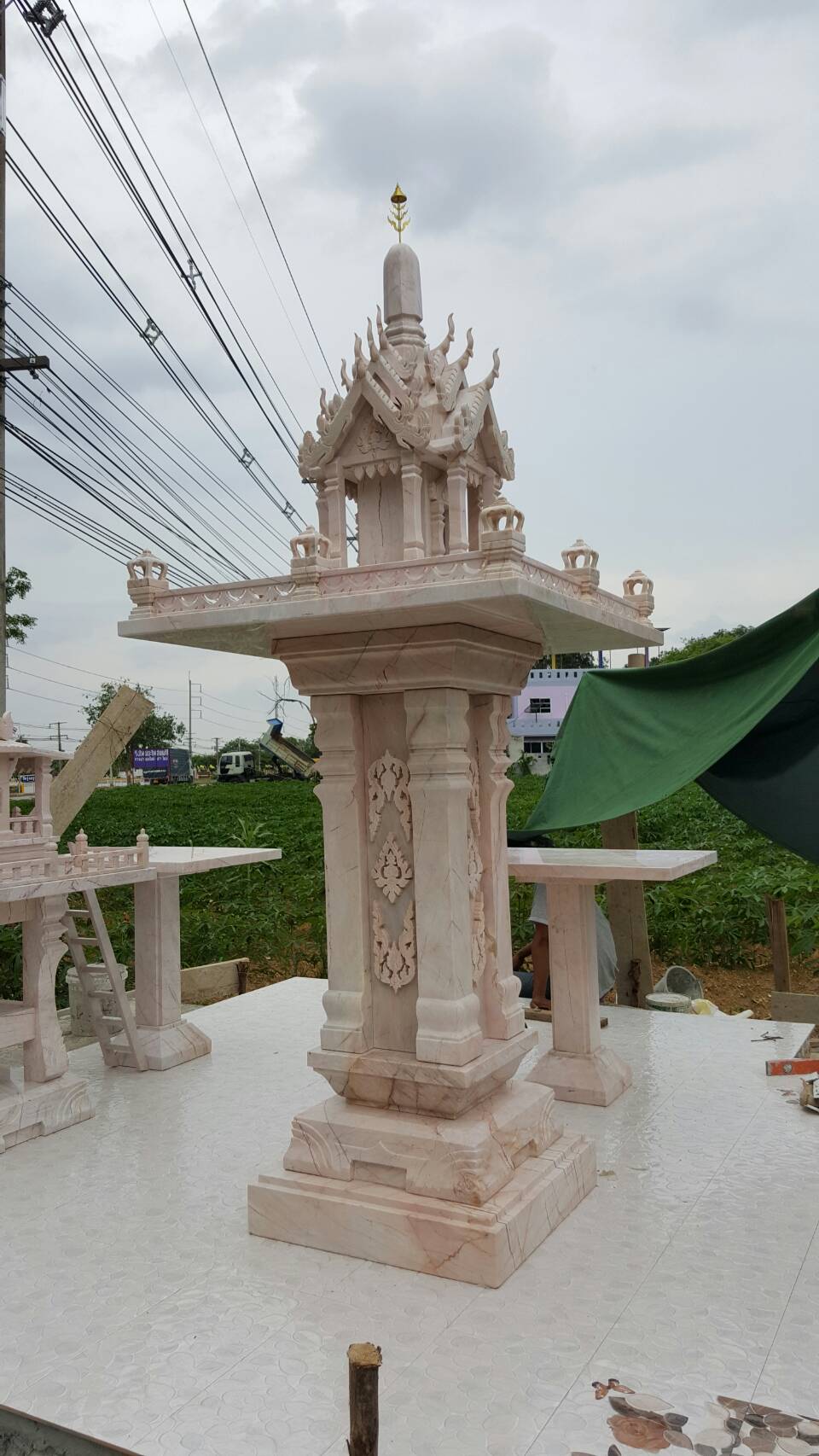 ศาลพระภูมิหินอ่อน ทรงจตุรมุข