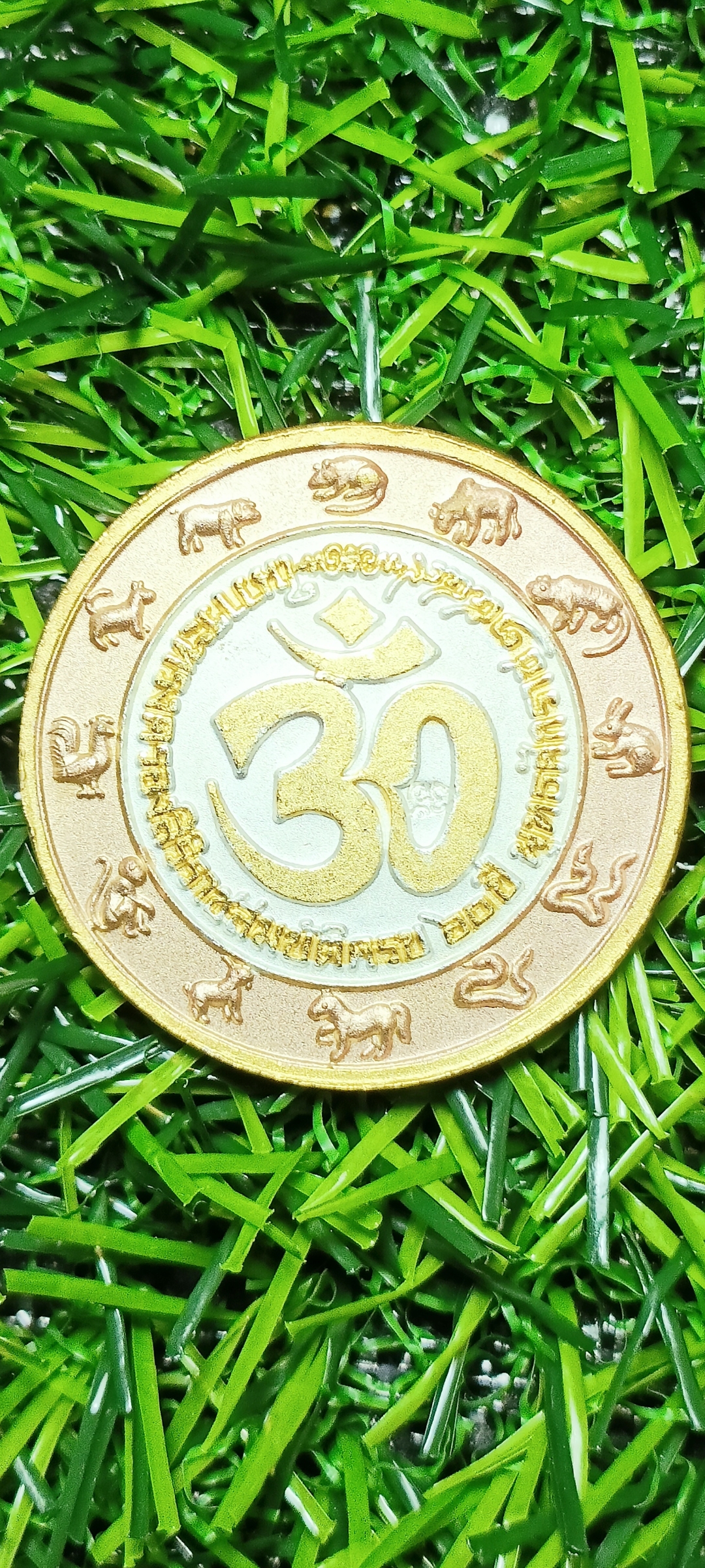 เหรียญพระพิฆเนศ วิทยาลัยช่างศิลป์ กรมศิลปากร สร้างในวาระพระบาทสมเด็จพระเจ้าอยู่หัว(รัชกาลที่ ๙)ทรงครองราชครบ 60 ปี ในปี2549 พิมพ์เล็ก