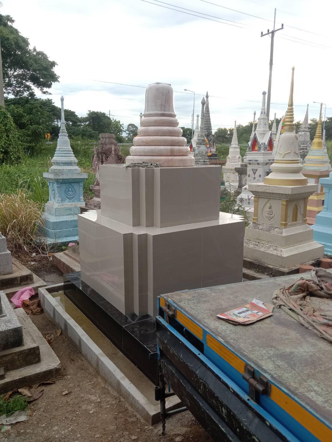 เจดีย์หินอ่อนพร้อมฐาน