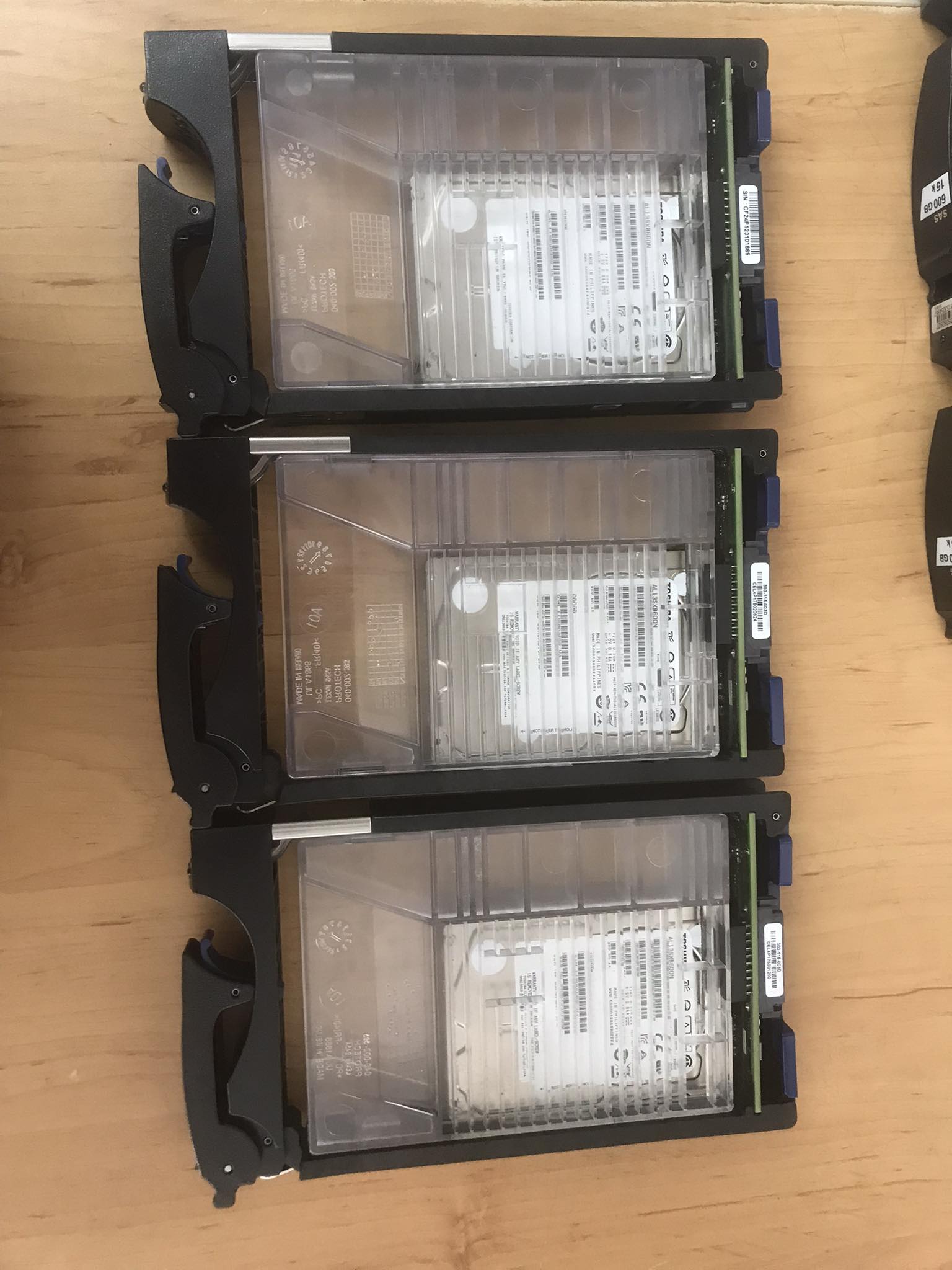 TOSHIBA / EMC 600GB 15K 6G SAS 3.5 LFF HOT-SWAP FOR VNX5300 // Tray 0050854 / AL13SXB600N / 118000382-05 (Used) // สินค้ารับประกัน โดย บริษัท อะไหล่เซิร์ฟเวอร์ จำกัด