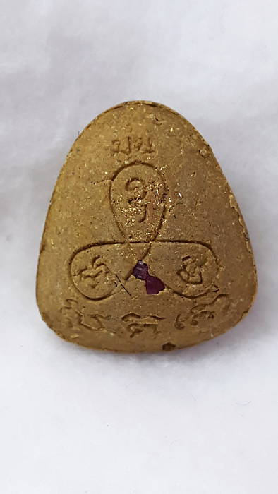 พระปิดตาปุ้มปุ้ย เนื้อผงเกษร "โรยตะไบทองคำ"