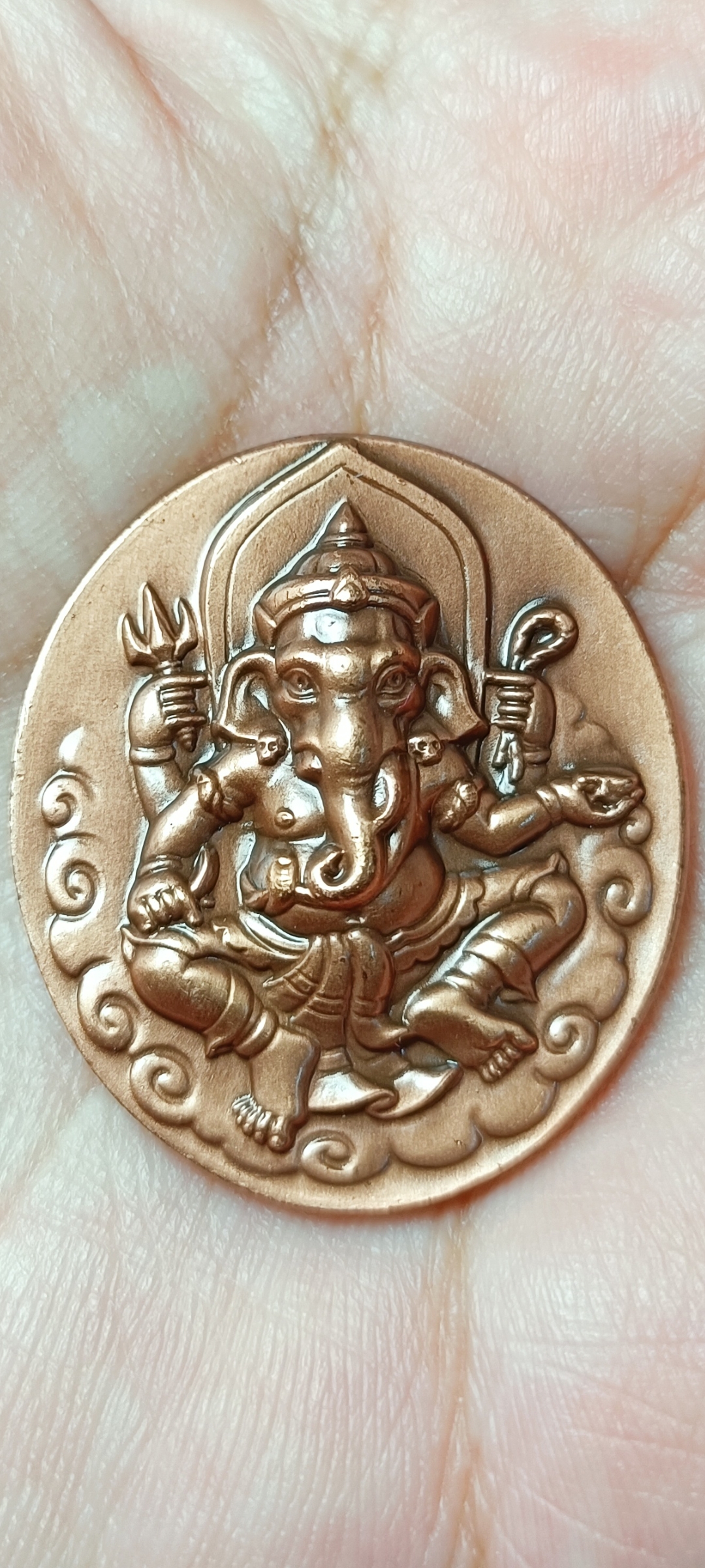 เหรียญพระพิฆเนศร สำนักช่างสิบหมู่ กรมศิลปากร หลังสัญลักษณ์โอม ปี 2539 พิธีใหญ่ วัดพระแก้ววังหน้า เนื้อทองแดง พิมพ์ใหญ่.