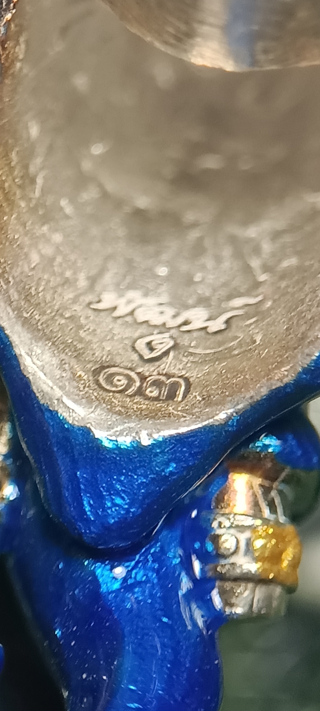 เศียรพระพิฆเนศ หลวงพ่อพัฒน์ วัดห้วยด้วน รุ่น รวยประทานพร ปี 2565 ขนาดสูง 4.8 ซ.ม. กว้าง 2.7 ซ.ม. เนื้อเงิน ลงยาน้ำเงิน หมายเลข ๑๓