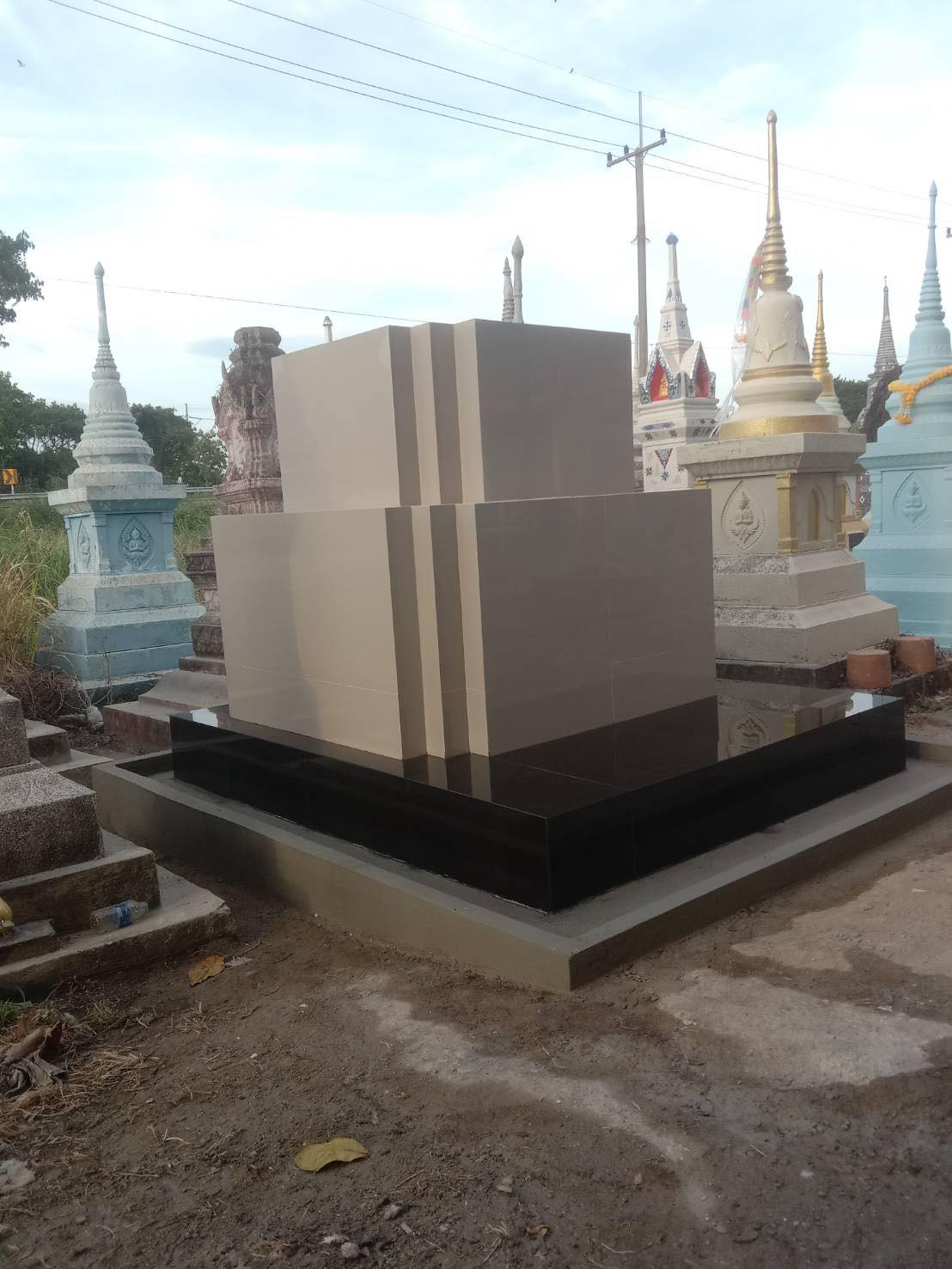 เจดีย์หินอ่อนพร้อมฐาน