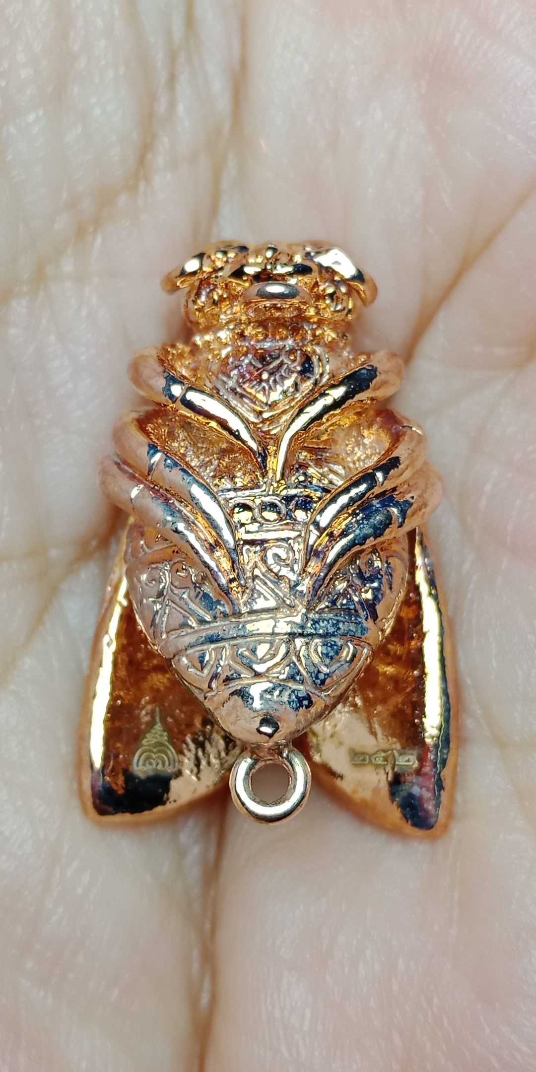 แมลงภู่คำ รุ่นเศรษฐีอมตะ ปลุกเสกโดยครูบาบุญยัง ปุญญํกโร วันที่ 10 มีนาคม 2562 เนื้อพิงค์โกลด์