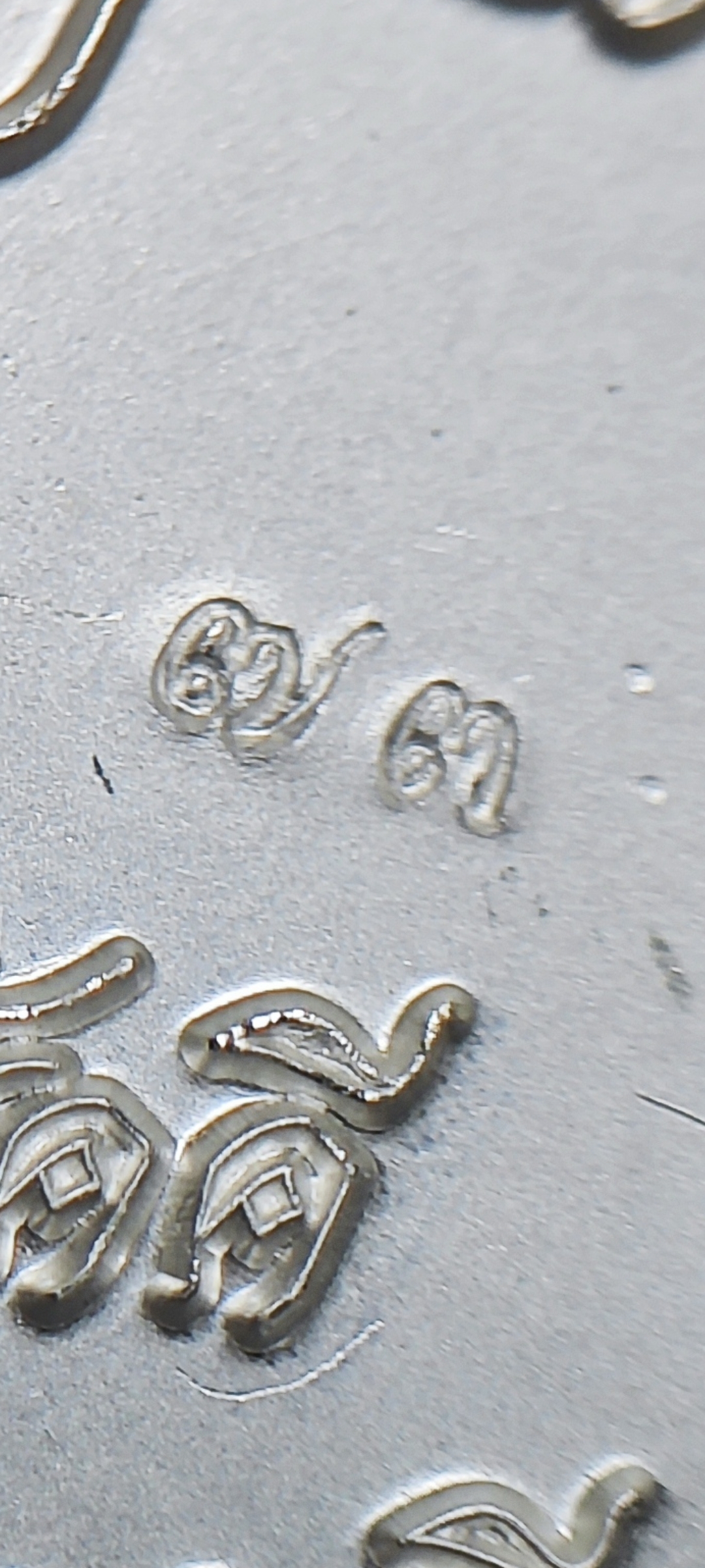 เหรียญสร้างอุโบสถ ท้าวเวสสุวรรณ หลวงพ่อช่วย วัดราษฎร์สามัคคี จ.ลพบุรี เนื้อเงินลงยาน้ำเงิน หมายเลข ๗๓