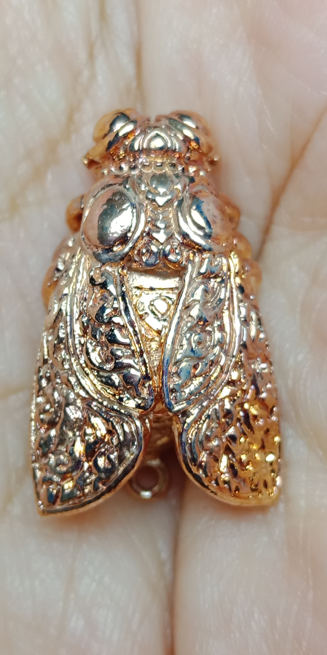 แมลงภู่คำ รุ่นเศรษฐีอมตะ ปลุกเสกโดยครูบาบุญยัง ปุญญํกโร วันที่ 10 มีนาคม 2562 เนื้อพิงค์โกลด์