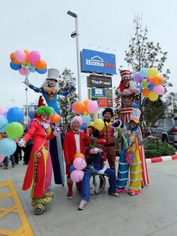 ตัวตลกขายาว Clown Stilt Walkers
