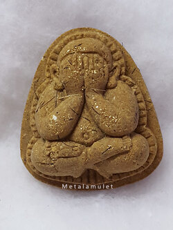 พระปิดตาปุ้มปุ้ย เนื้อผงเกษร "โรยตะไบทองคำ"