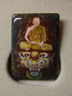 ล็อกเก็ตนั่งเสือหลวงพ่อเปิ่นหลังจารตอกโค๊ต