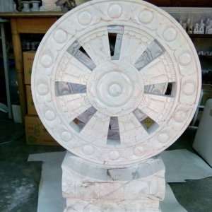 พระธรรมจักรหินอ่อน