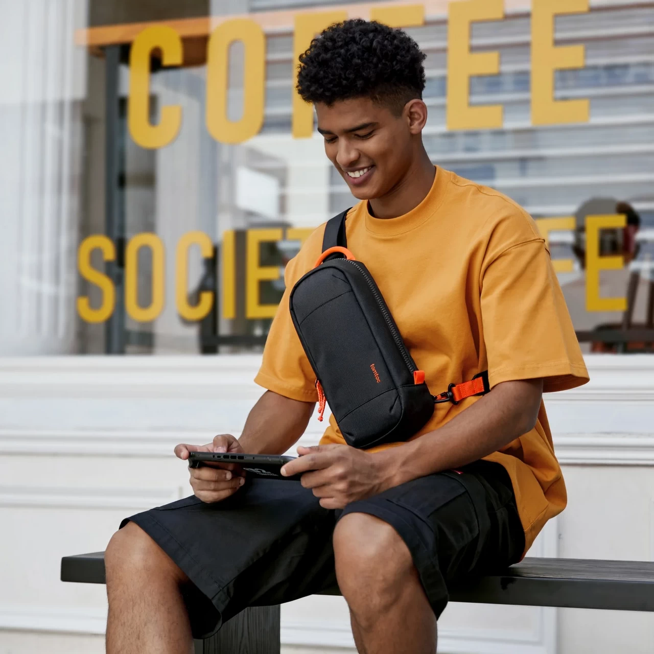 Nintendo Switch 2 : Tomtoc GameOn-G49 Sling Bag – ปกป้องเครื่องเกมและอุปกรณ์เสริม ทั้งกันกระแทก กันน้ำ ช่องเก็บเพียบ!